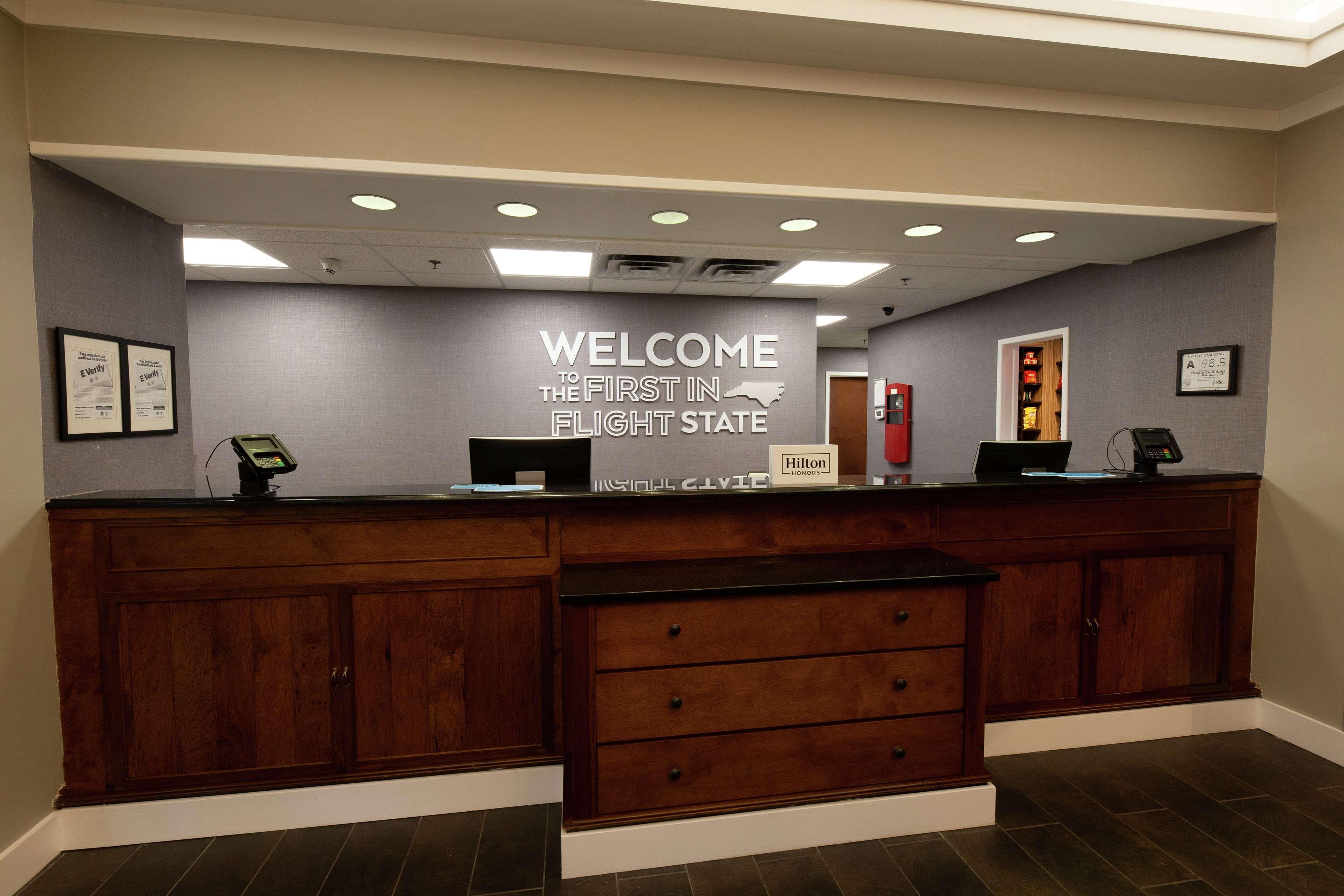 Hampton Inn & Suites Raleigh Cary Lenovo Center Exterior foto