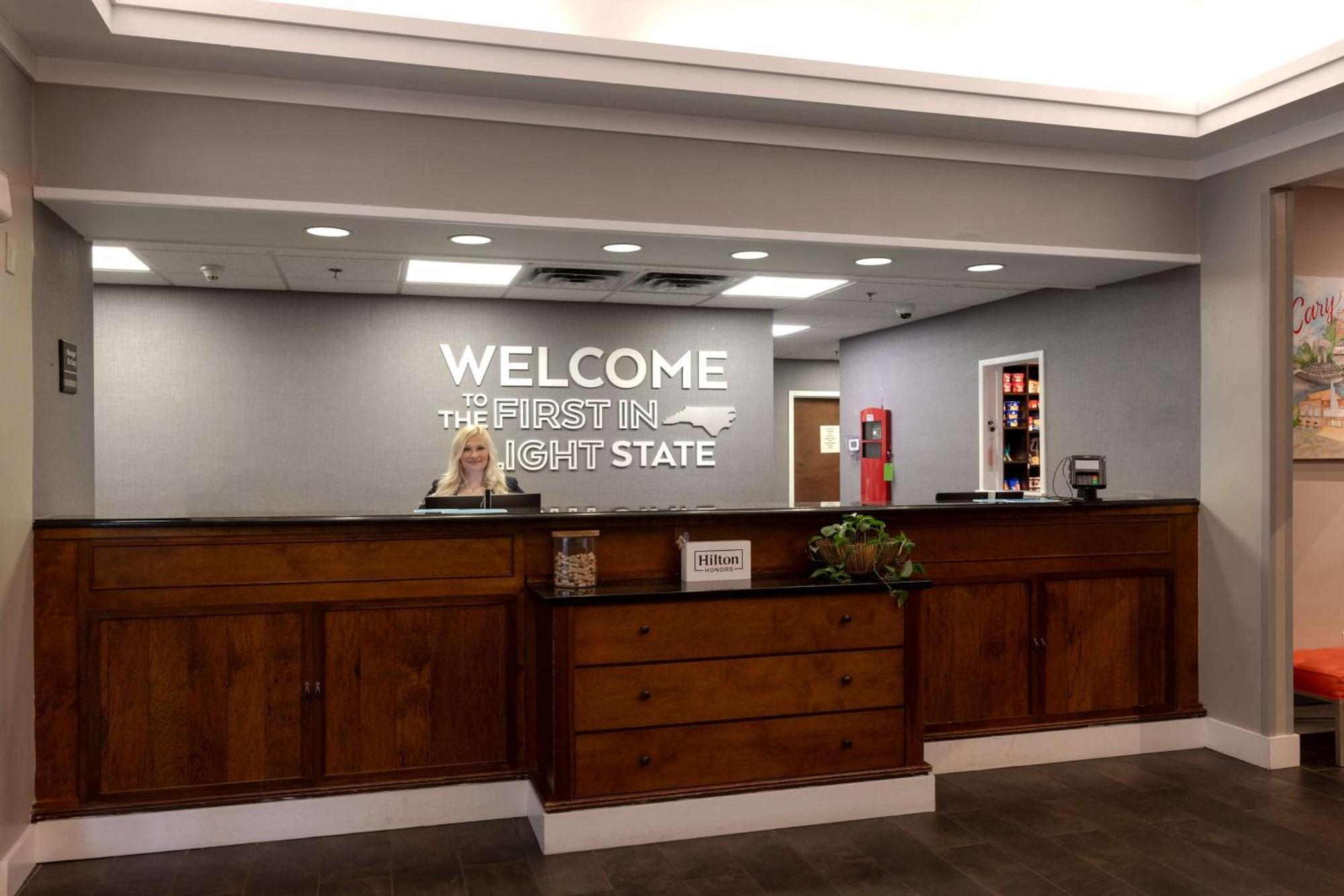 Hampton Inn & Suites Raleigh Cary Lenovo Center Exterior foto